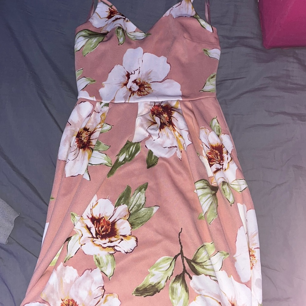 dress is not tight . kind of loose .